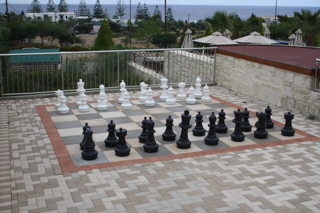 Schach bei den Wasserrutschen Grand Hotel Holiday Resort