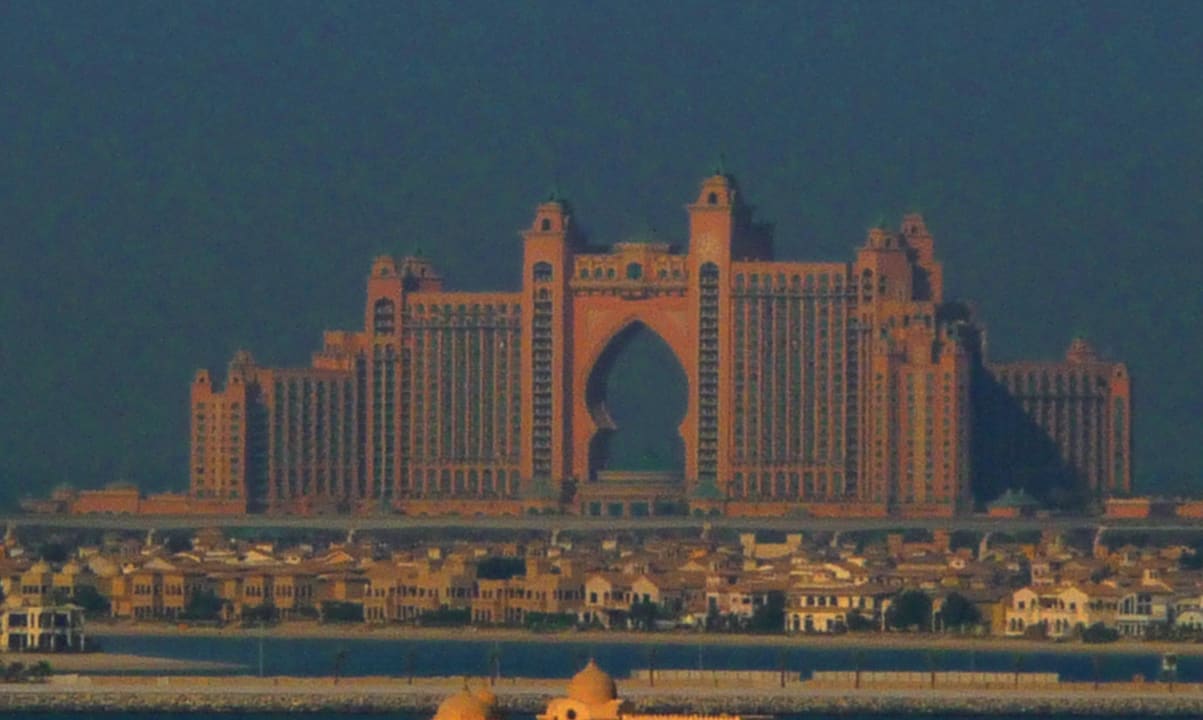 Blick vom Pool auf das Atlantis Citymax Hotel Al Barsha