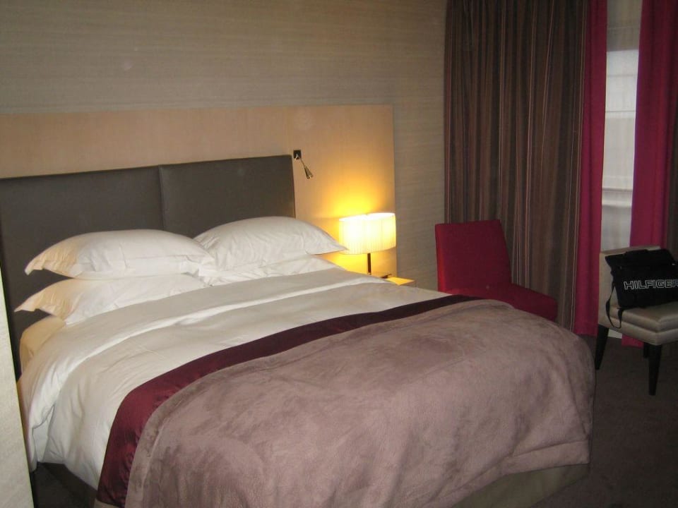 Bett Ansicht Renaissance Paris Hotel La Defense