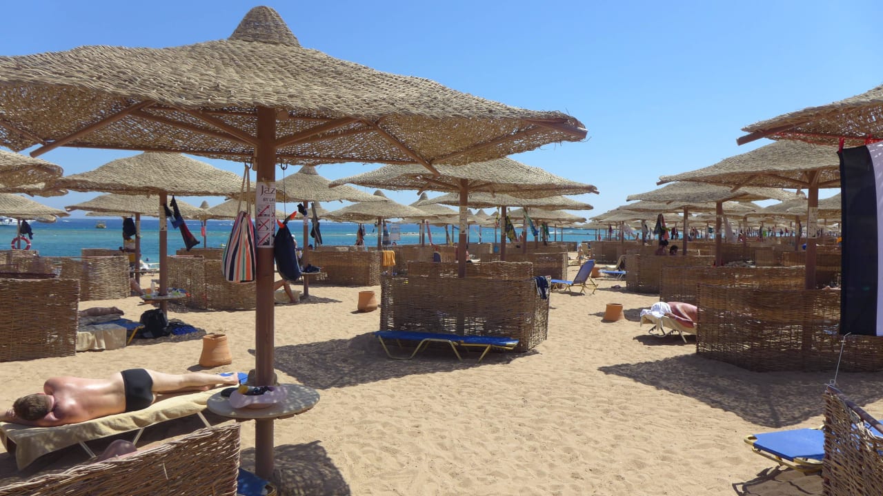 Liegen und Sonnenschirme am Strand Jaz Aquaviva