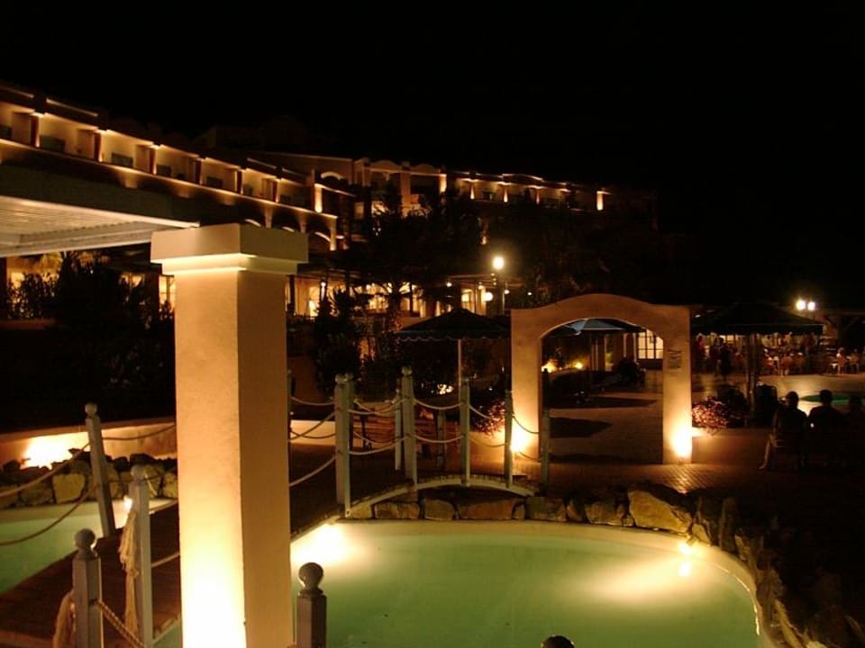 Haupthaus, Pool mit Poolbar Nachts Mitsis Rodos Village