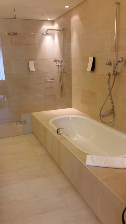 Badezimmer (Wanne und Dusche) Hotel Steffisalp