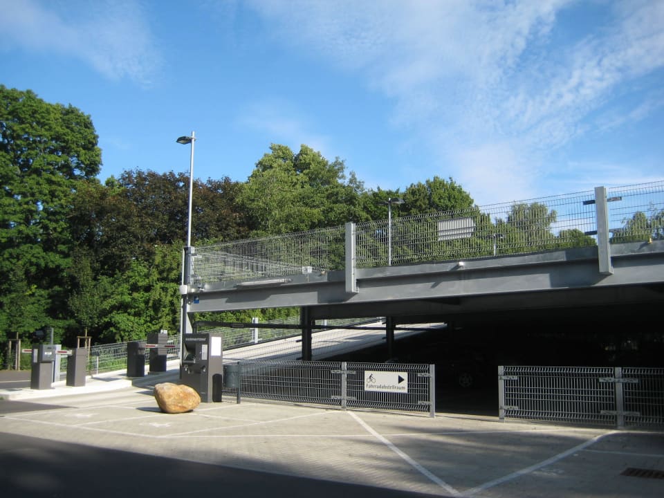 Parkdeck mit 114 Stellplätzen (14 €/Tag) Steigenberger Parkhotel Braunschweig