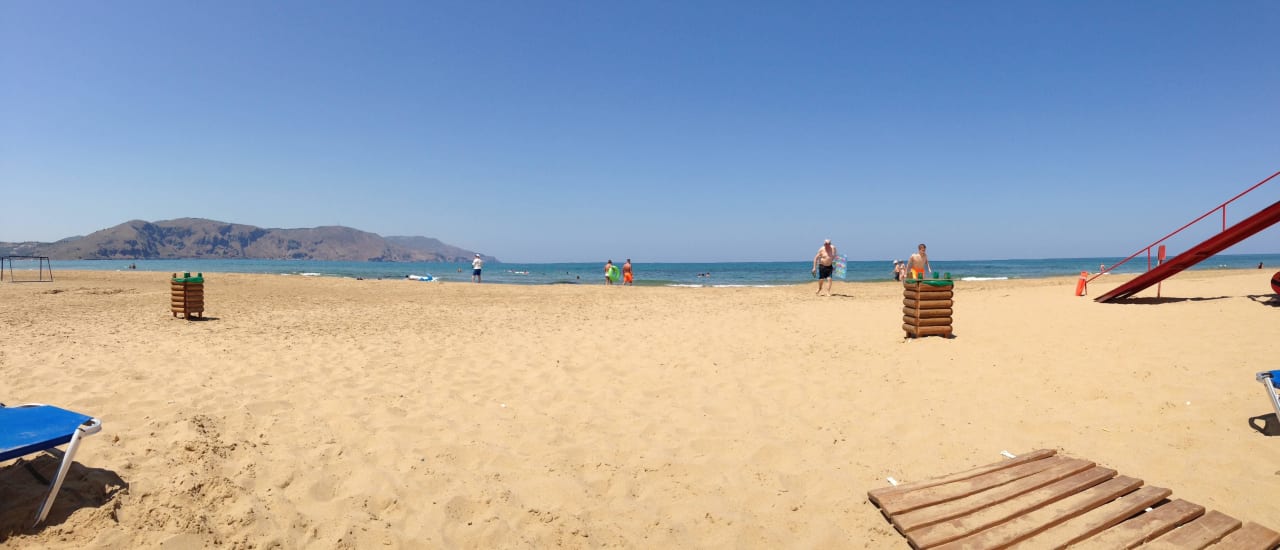Panorama vom Strand mit Lifeguard HARPIN Georgioupolis Resort Aquapark & SPA