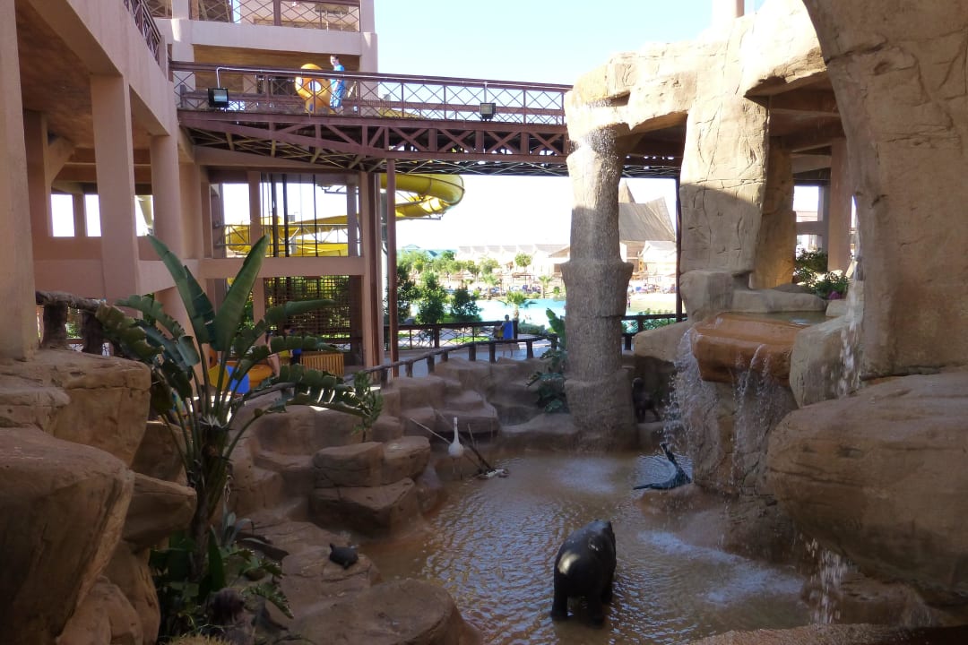 Fanatsievolle Anlage im Treppenaufgang zu den Rutschen Pickalbatros Jungle Aqua Park Resort - Neverland Hurghada