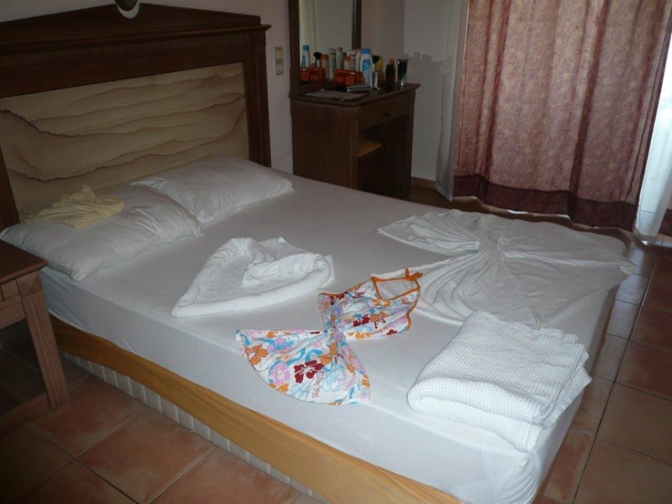 Dekoration auf den Betten Club Turtas Beach Hotel