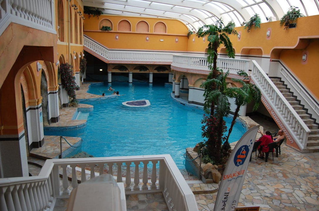 Koupání v bazénu WELLNESS HOTEL BABYLON