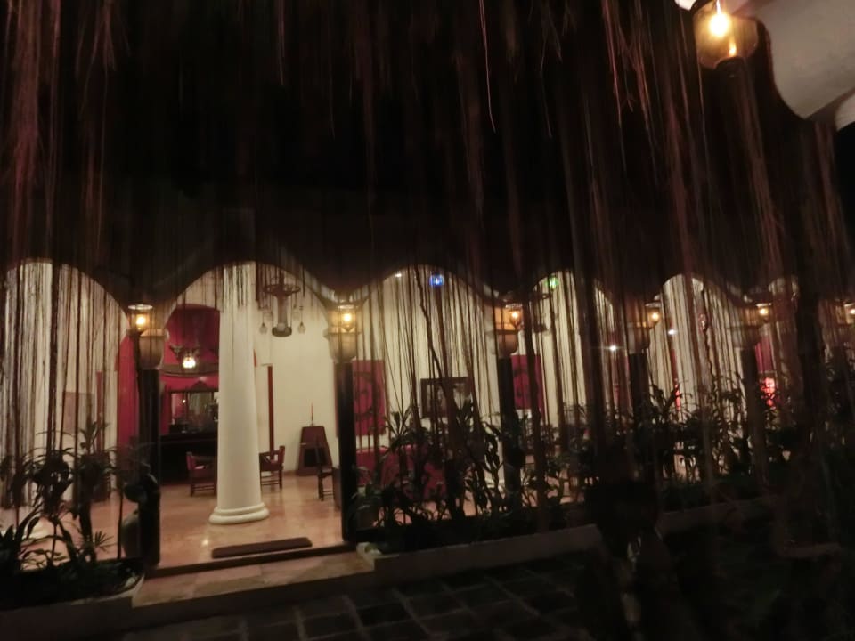 Umgeben von Luftwurzeln Hotel Tugu Blitar