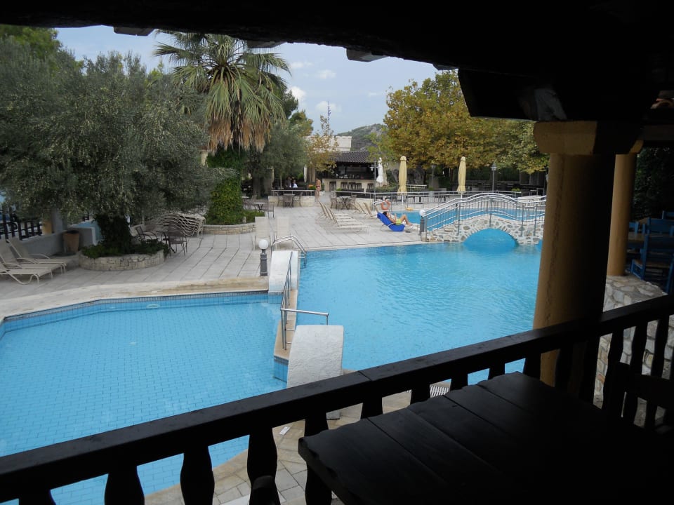 Blick von der oberen Taverne auf den Haupt-Pool Acrotel Athena Pallas