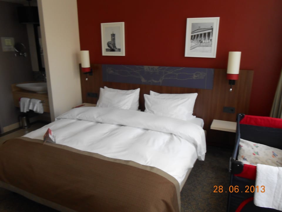 Zimmer / Bett Leonardo Royal Hotel Berlin Alexanderplatz
