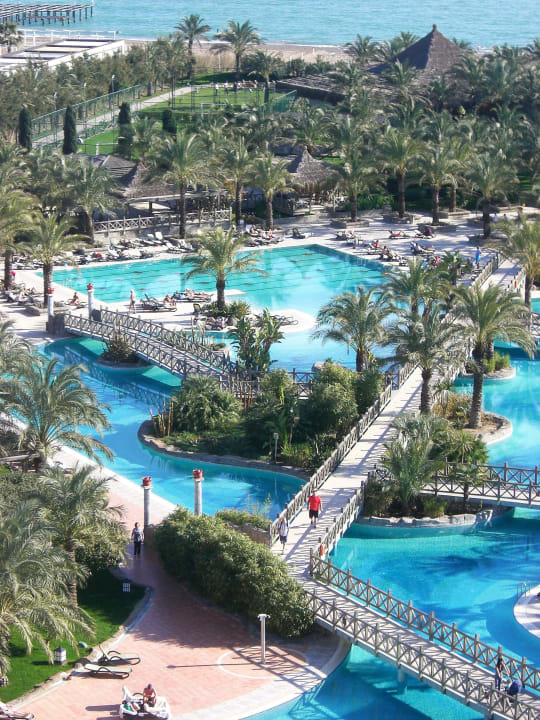 Poolanlage mit Brückenübergänge Royal Wings Hotel