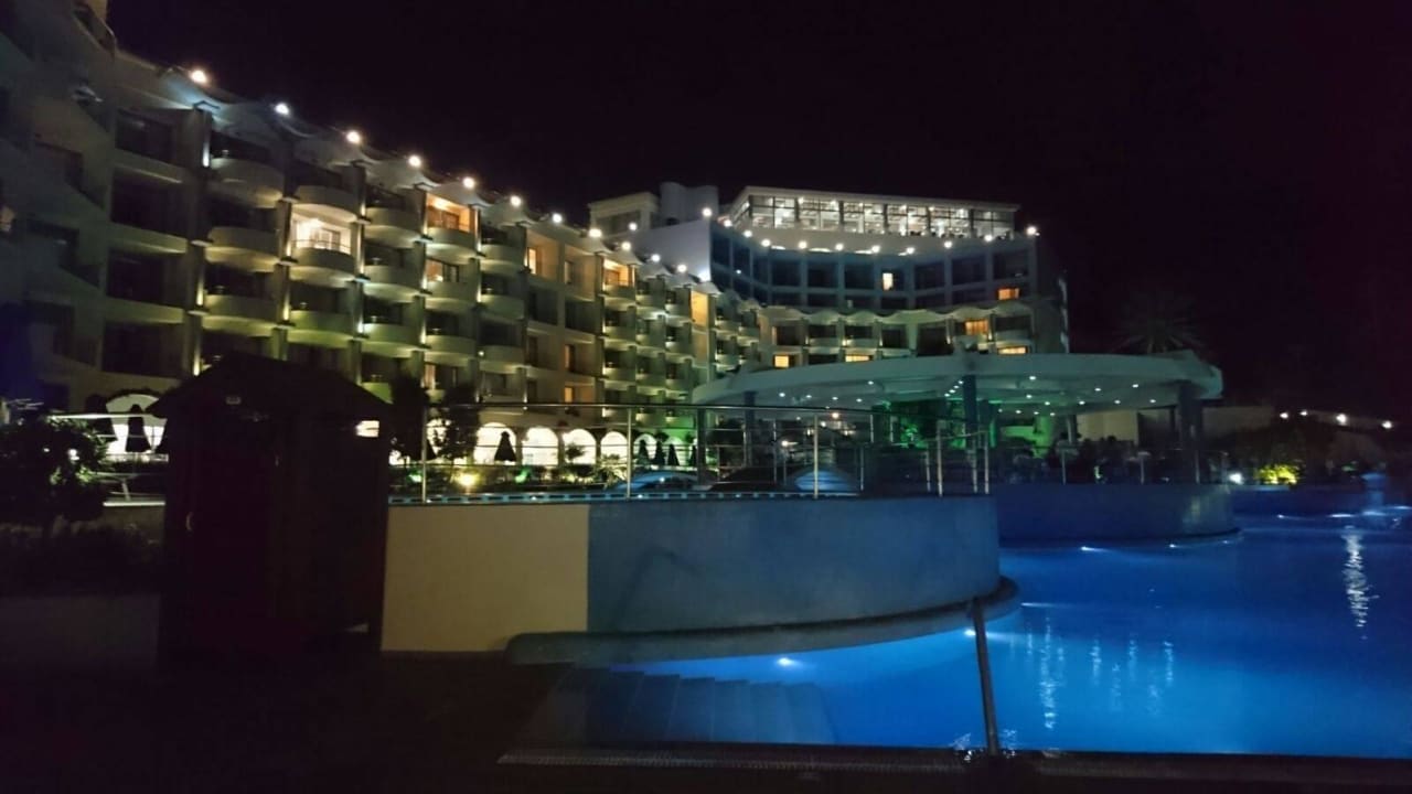 Bei Nacht Atrium Platinum Luxury Resort Hotel & Spa