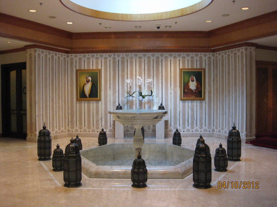 Springbrunnen im Eingangsbereich Hotel Radisson Blu Dubai Deira Creek