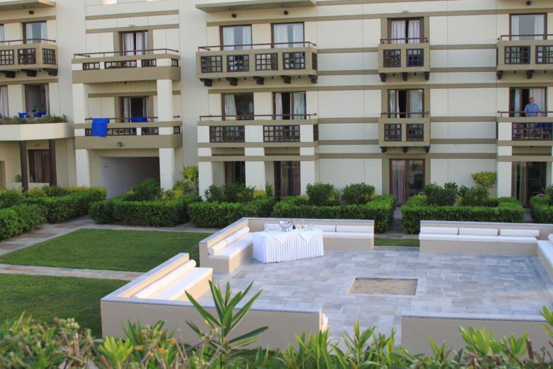 Sicht von Poolanlage auf den "Hof" Grecotel Meli Palace