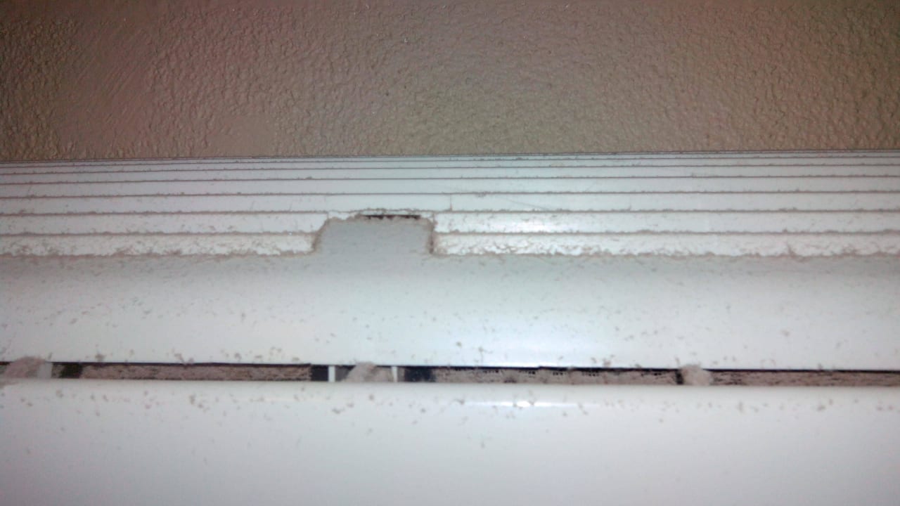 Zimmer 143 - verdreckte, staubige Kilmaanlage Berjaya Beau Vallon Bay Resort & Casino