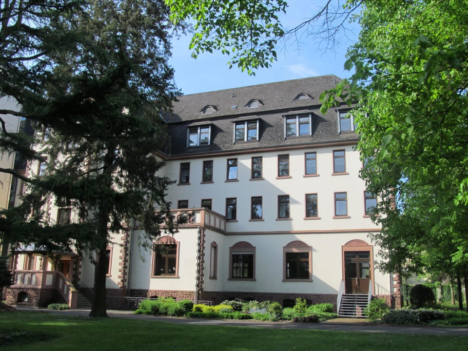 Gästehaus von der Parkseite Gästehaus der Barmherzigen Brüder