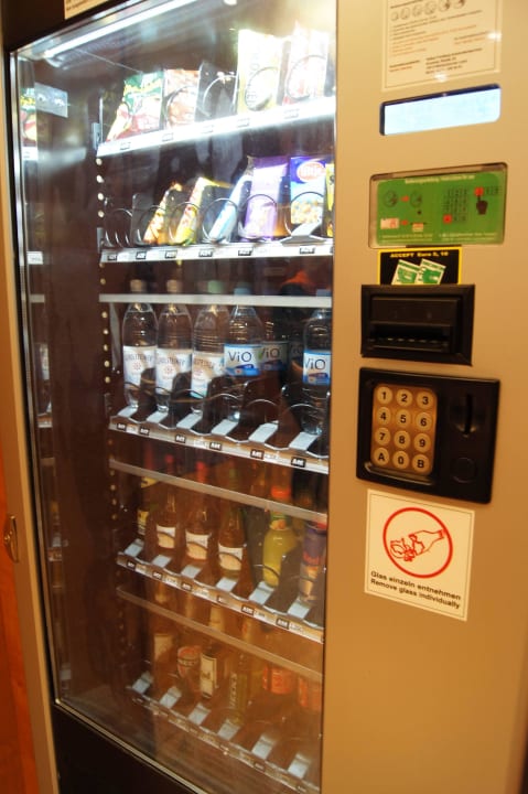 Der Getränkeautomat in der Lobby Berlin Plaza Hotel