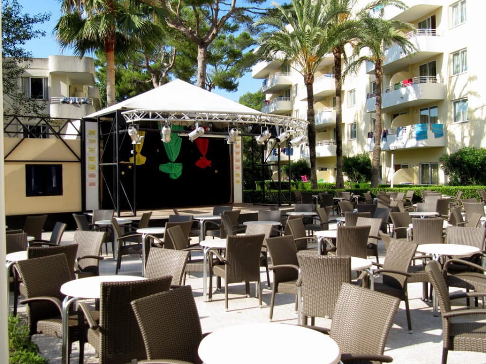 Innenhof mit Showbühne Aparthotel Ivory Playa