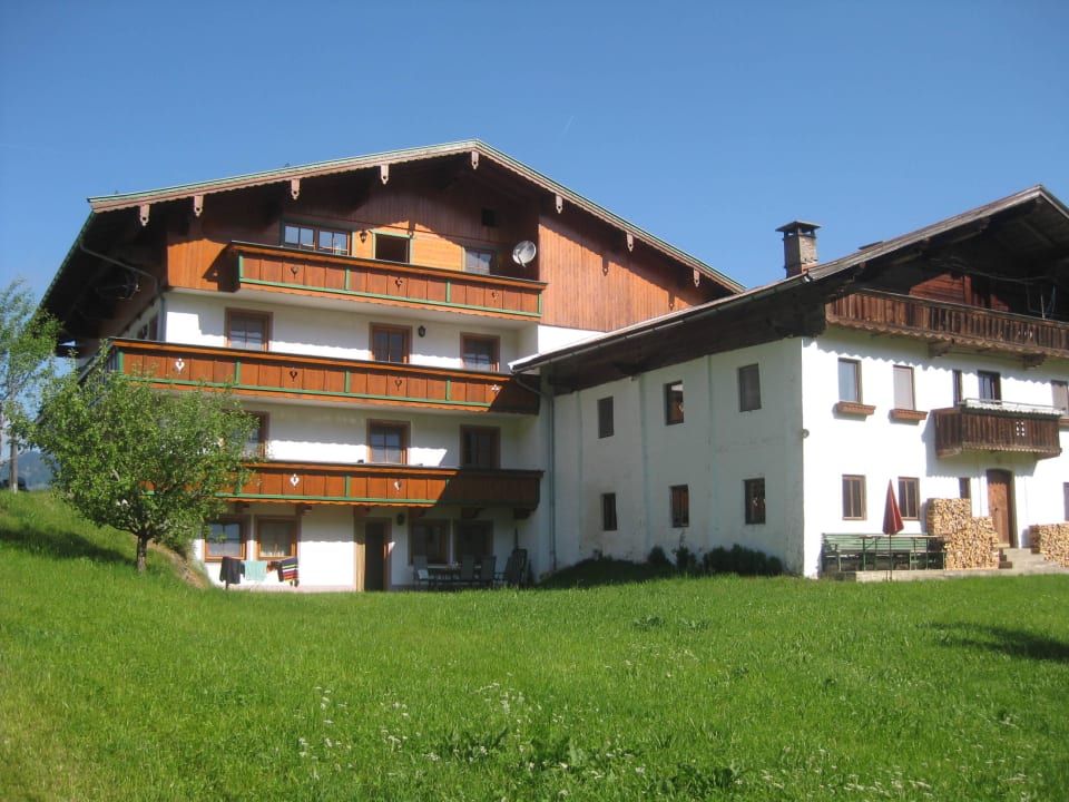 Rückseite des Hauses mit Terrasse Bio-Bauernhof Oberhochstätt