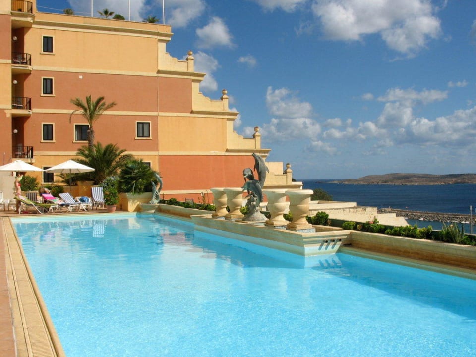 Pool und Anlage Grand Hotel Gozo