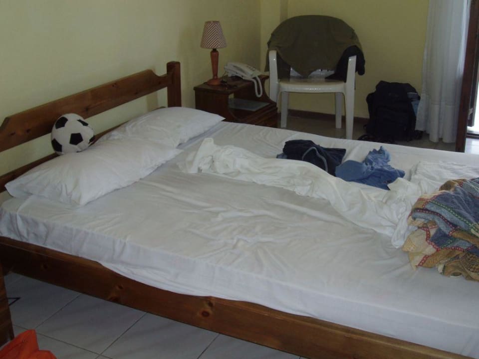 Doppelbett im Zimmer Nr. 4 Hotel Jenny