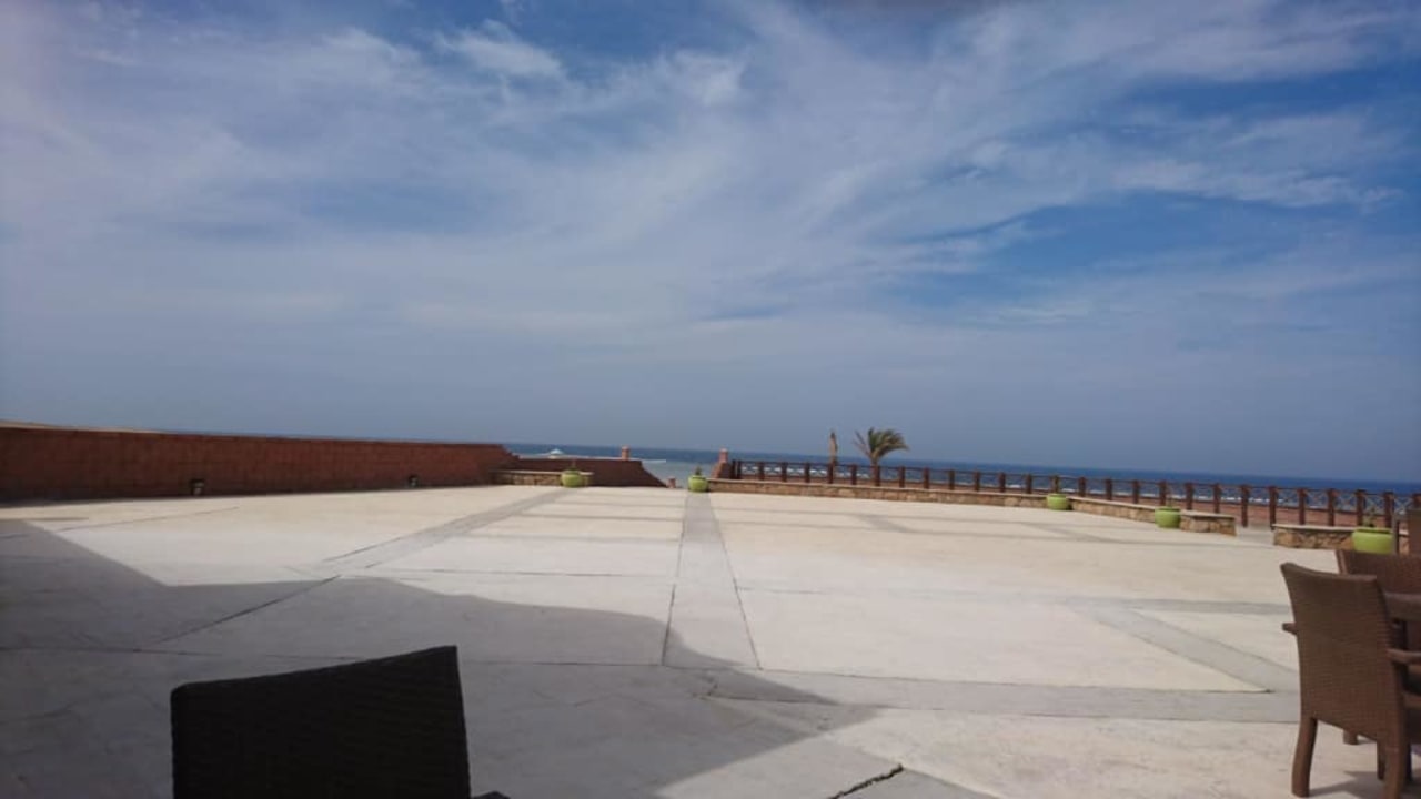 Taras zewnętrzny restauracji głównej Novotel Marsa Alam Beach Resort
