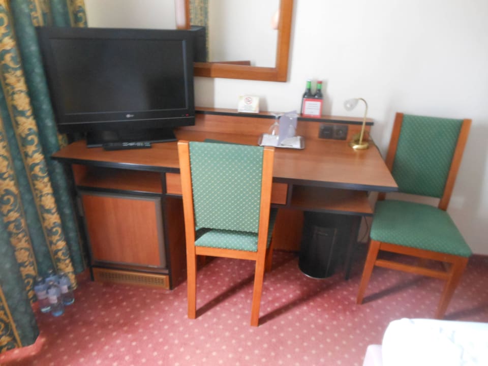 Minibar und Fernseher Hotel Deutschmeister