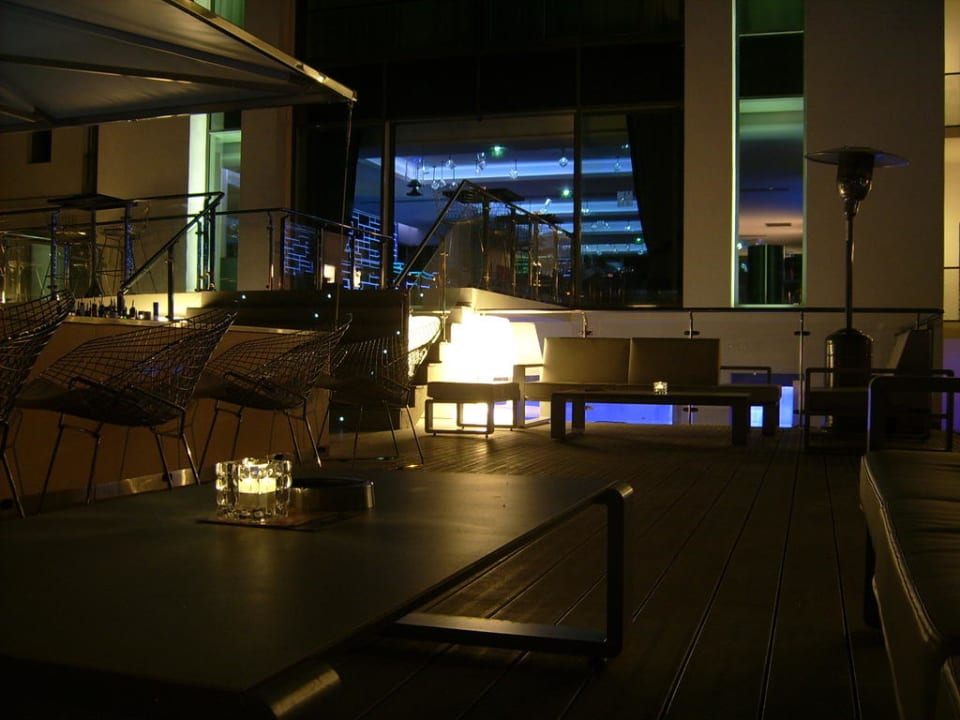 Blick von der Außenbar in die Innenbar Hotel Kube