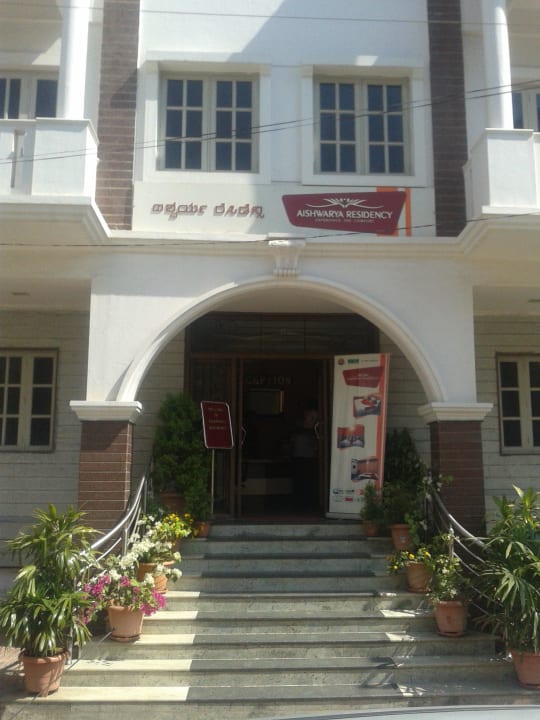 Z zewnątrz Hotel Aishwarya Residency