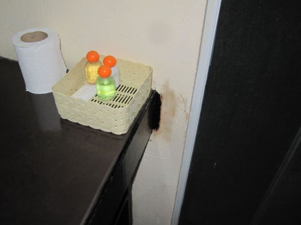 Korb mit zwei alten Shamppos und einer Lotion Hotel Lanta Klong Nin Beach Resort