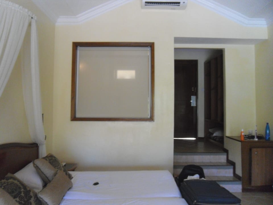 Leicht fleckig im neuen Zimmer 103 Le Peninsula Bay Beach Resort & Spa