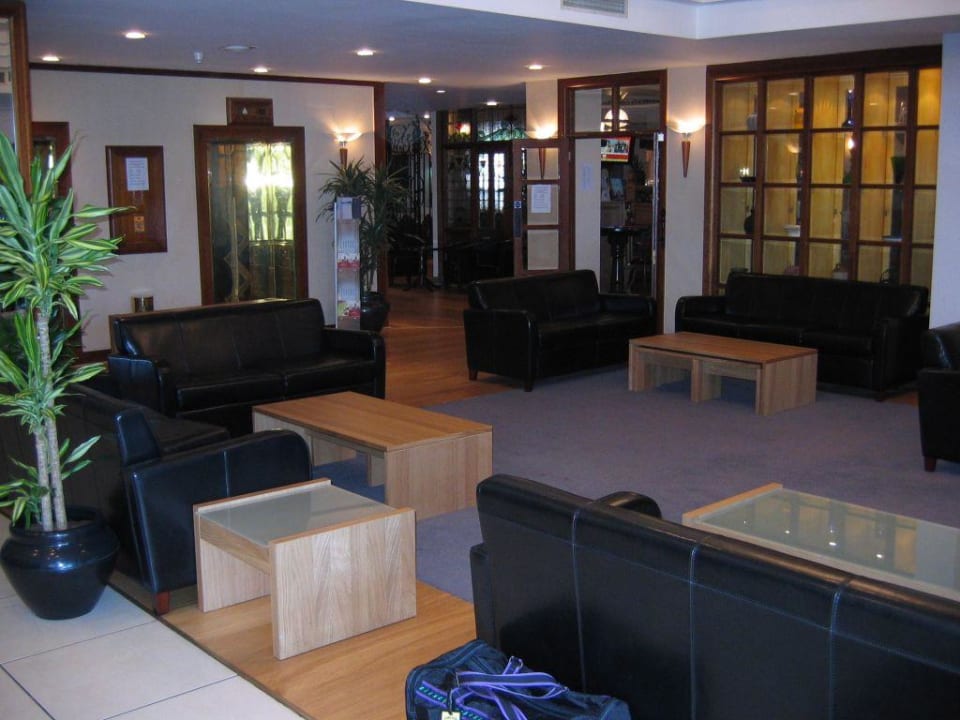 Lobby Hotel Tara Towers