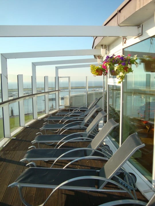 Sonnendeck (8. Stock) mit Blick zum Hafen Hotel Fährhaus