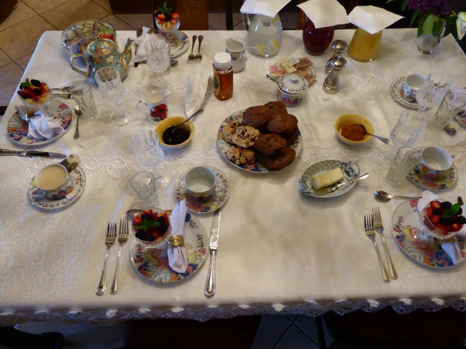 Der reich gedeckte Frühstückstisch B&B Grace's Secret Garden