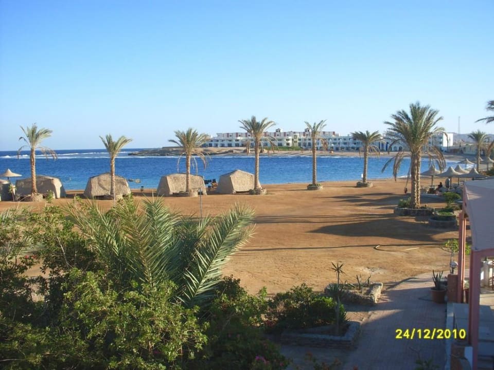 Strand, Meer und Blick zum Nachbarhotel Hotel Coral Garden