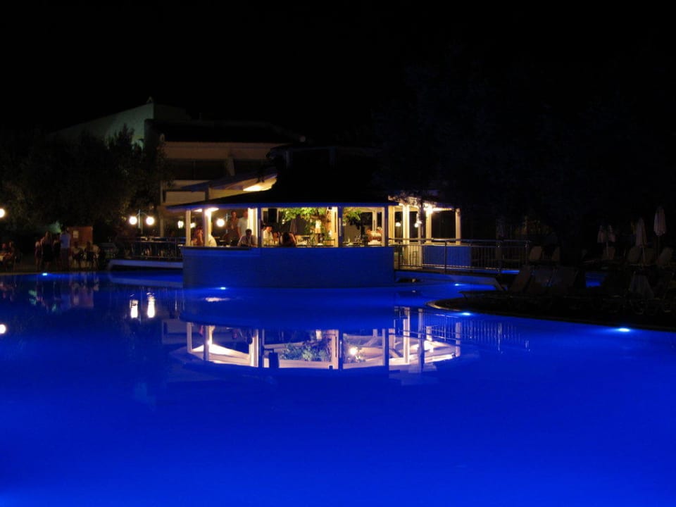 Pool bei Nacht mit Poolbar in der Mitte Lydia Maris Resort & Spa