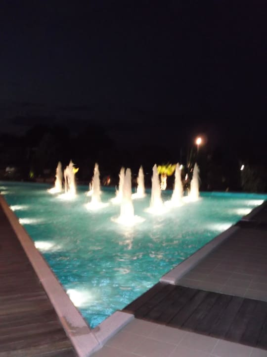 Wasserfontainen beleuchtet alltoura Club Hotel Poseidon Palace