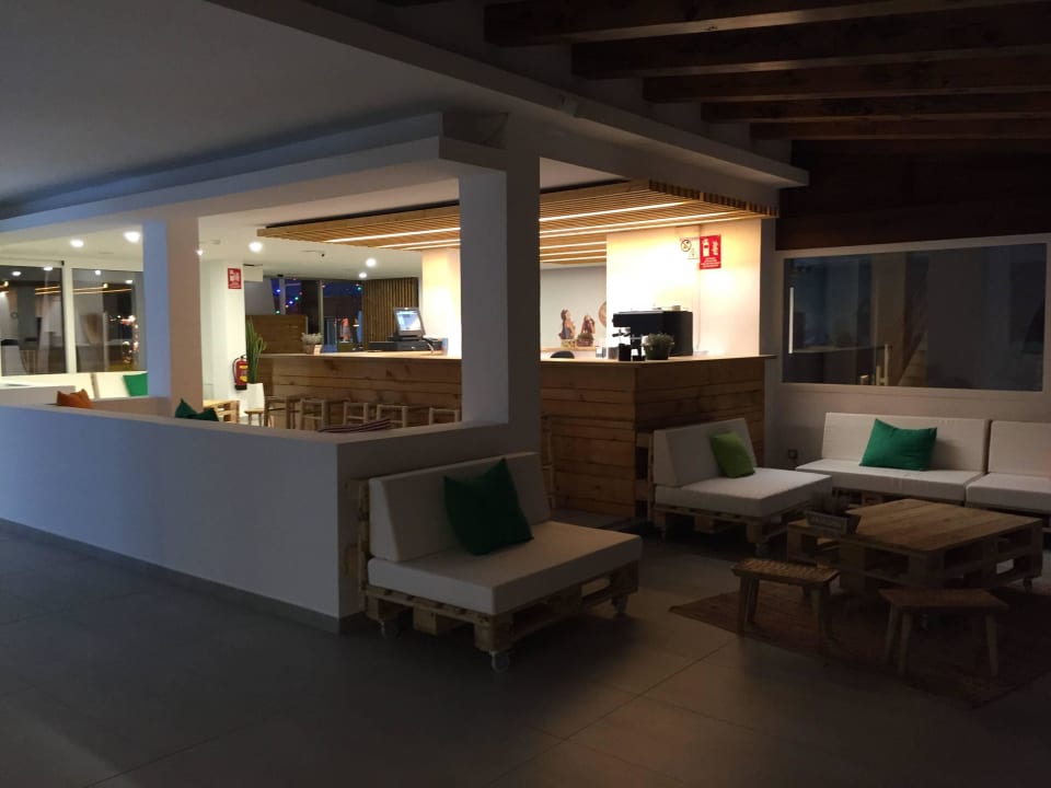 Bereich nachts hinter Rezeption Hotel Vibra Bossa Flow