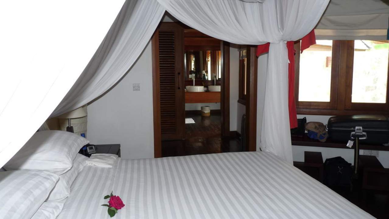 Schlafzimmer mit Himmelbett Aureum Palace Hotels & Resorts Ngapali