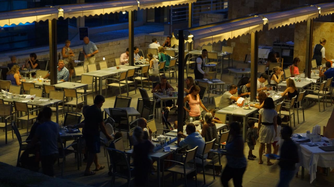 Der Freisitz am Abend Iberostar Waves Playa de Muro