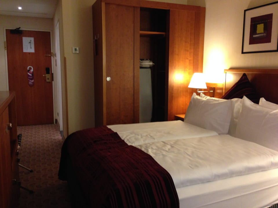 Einzelzimmer Nr 603 Bett / Flur Crowne Plaza ® Hamburg - City Alster