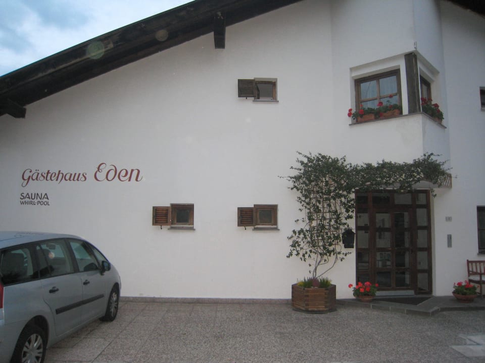 Eingangsbereich mit Außenparkplatz Garni Eden