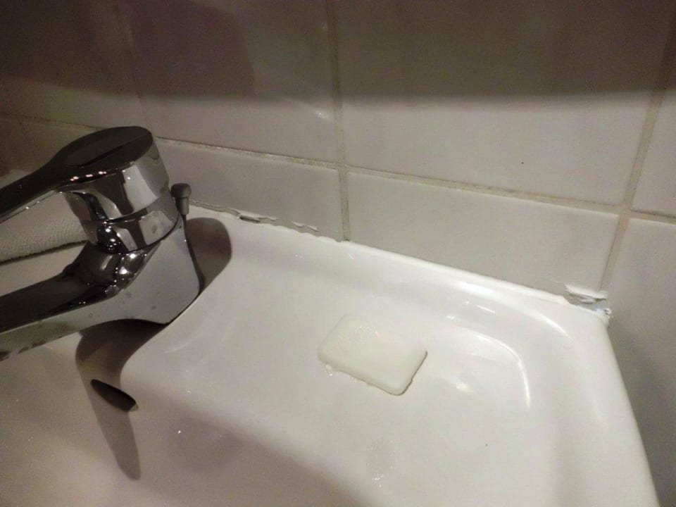 Silikon(ausbesserungs)spuren rund ums Waschbecken Hotel Schöne Aussicht
