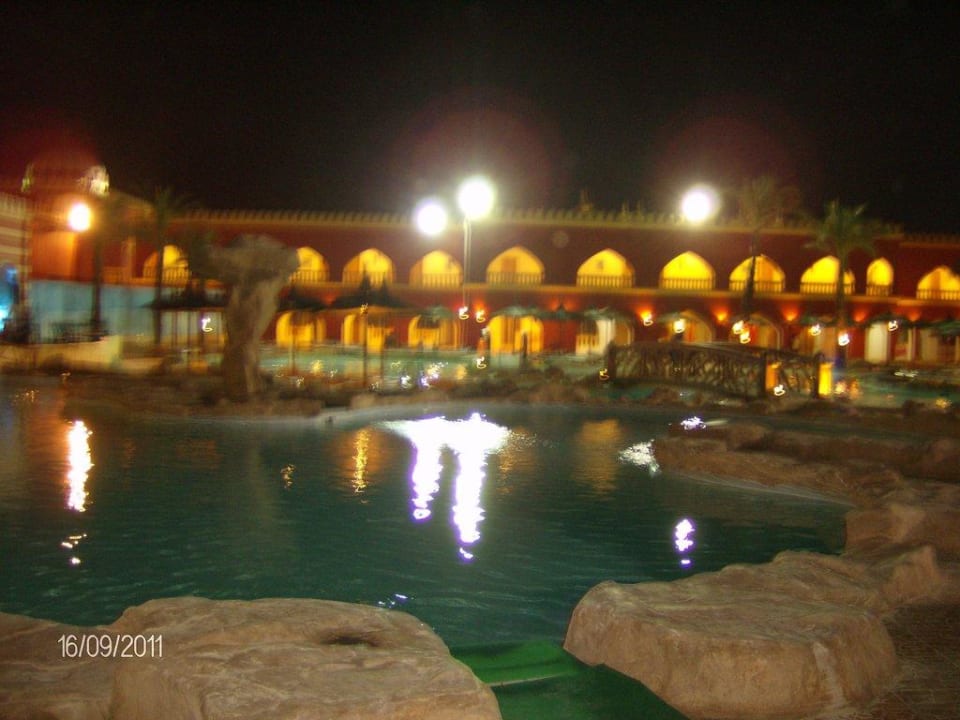 Basen aktywny nocą Pickalbatros Alf Leila Wa Leila Resort - Neverland Hurghada