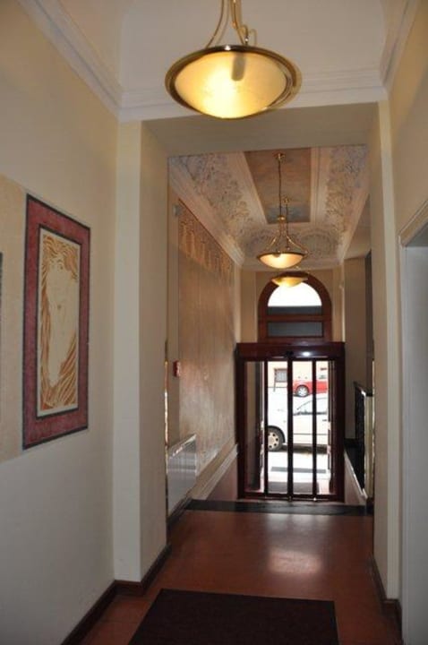 Korytarz główny przed wyjściem z hotelu Hotel Tivoli