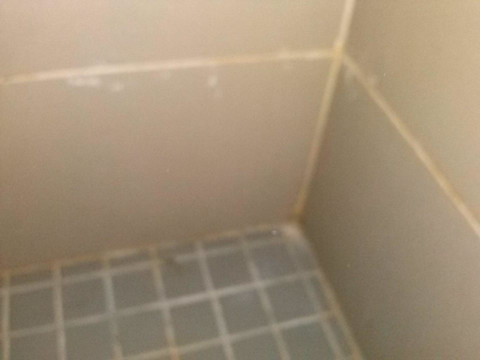 Dusche, sehr enttäuscht Zimmer 304 B Atlantica Mikri Poli Crete