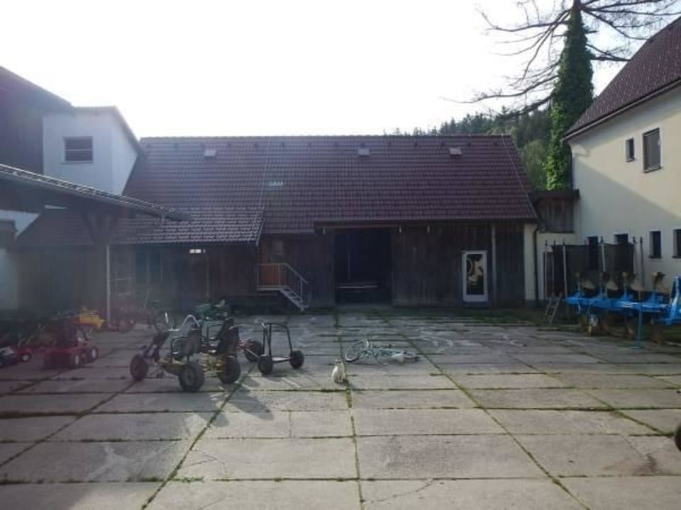 Innenhof + Eingang Spielscheune Kinderbauernhof Kurz