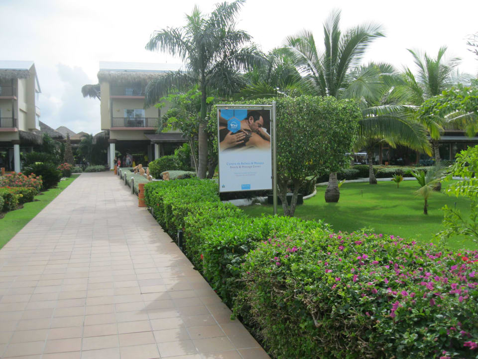 Weg vom Strand zum Hauptgebäude Grand Sirenis Punta Cana Resort & Aquagames