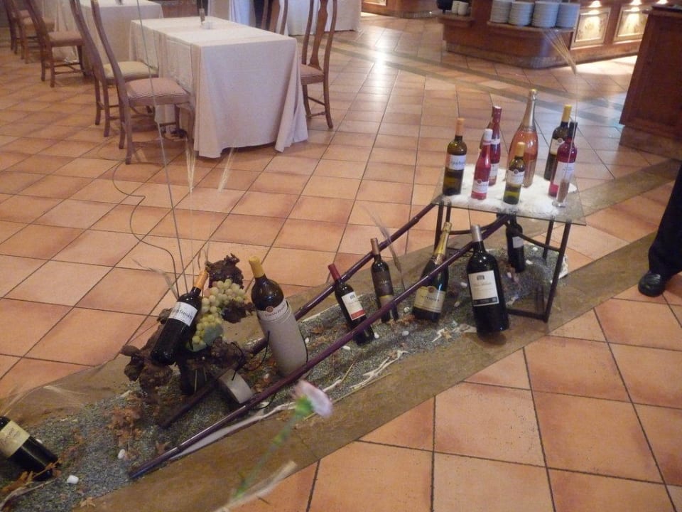 Dekoration von Wein und anderen Köstlichkeiten Fuerte Conil-Resort