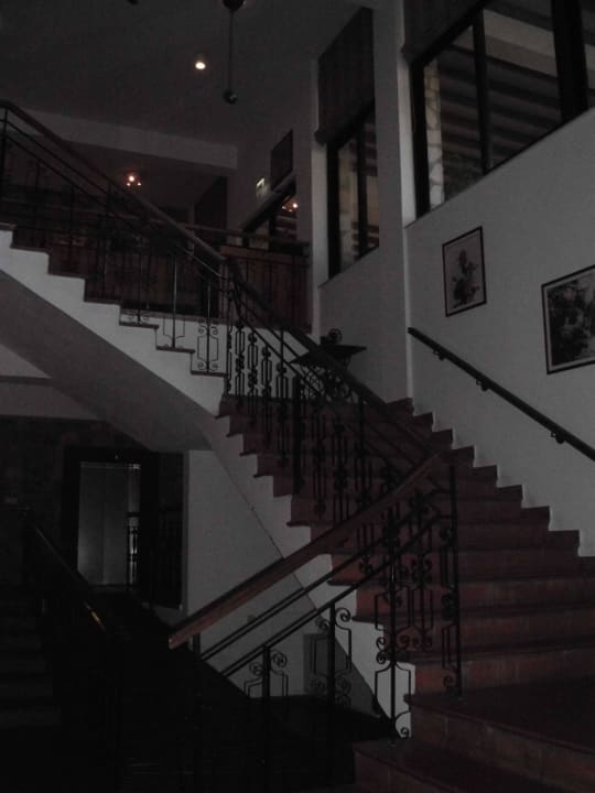 Treppe zur Lobby Hotel Rodon Mount